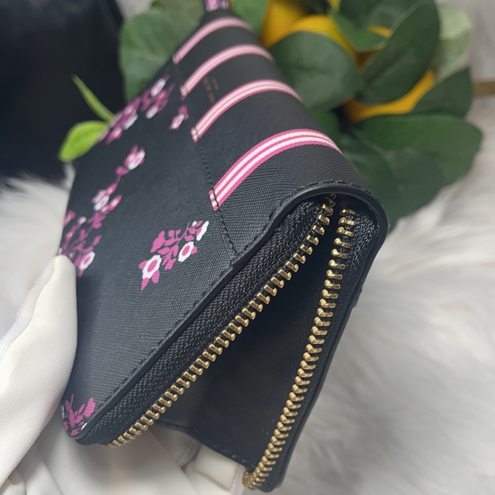Marc Jacobs Wallet organizer large pink flowers ๐ธ floral - Picture 6 of 8
